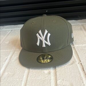 NWT NY Yankees 59Fifty Olive Green Fitted Hat. Size 7 1/4